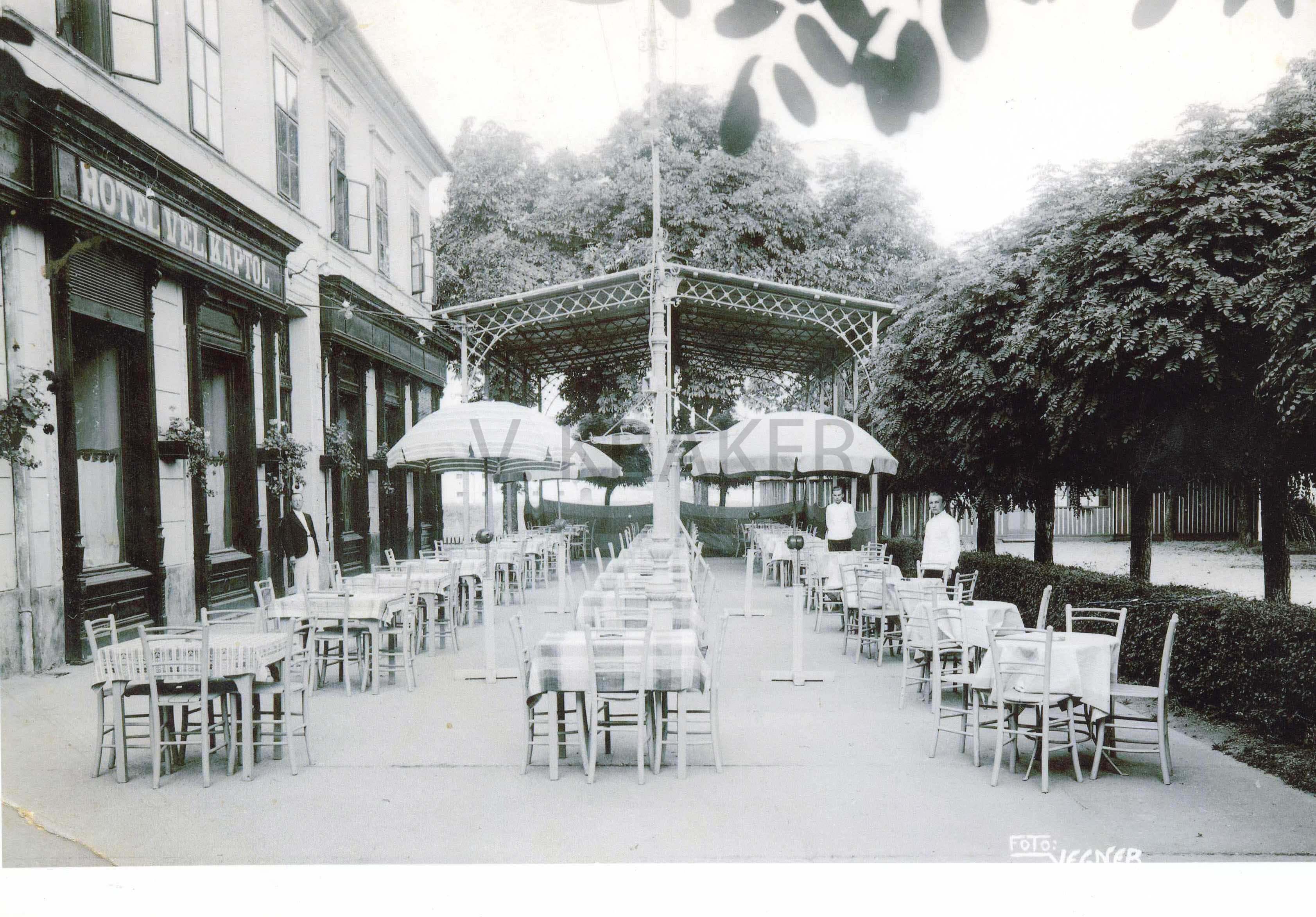 Terasa Hrvatskog društvenog doma, lijevo stoji gospodin Mayer, direktor hotela, oko 1935. g.